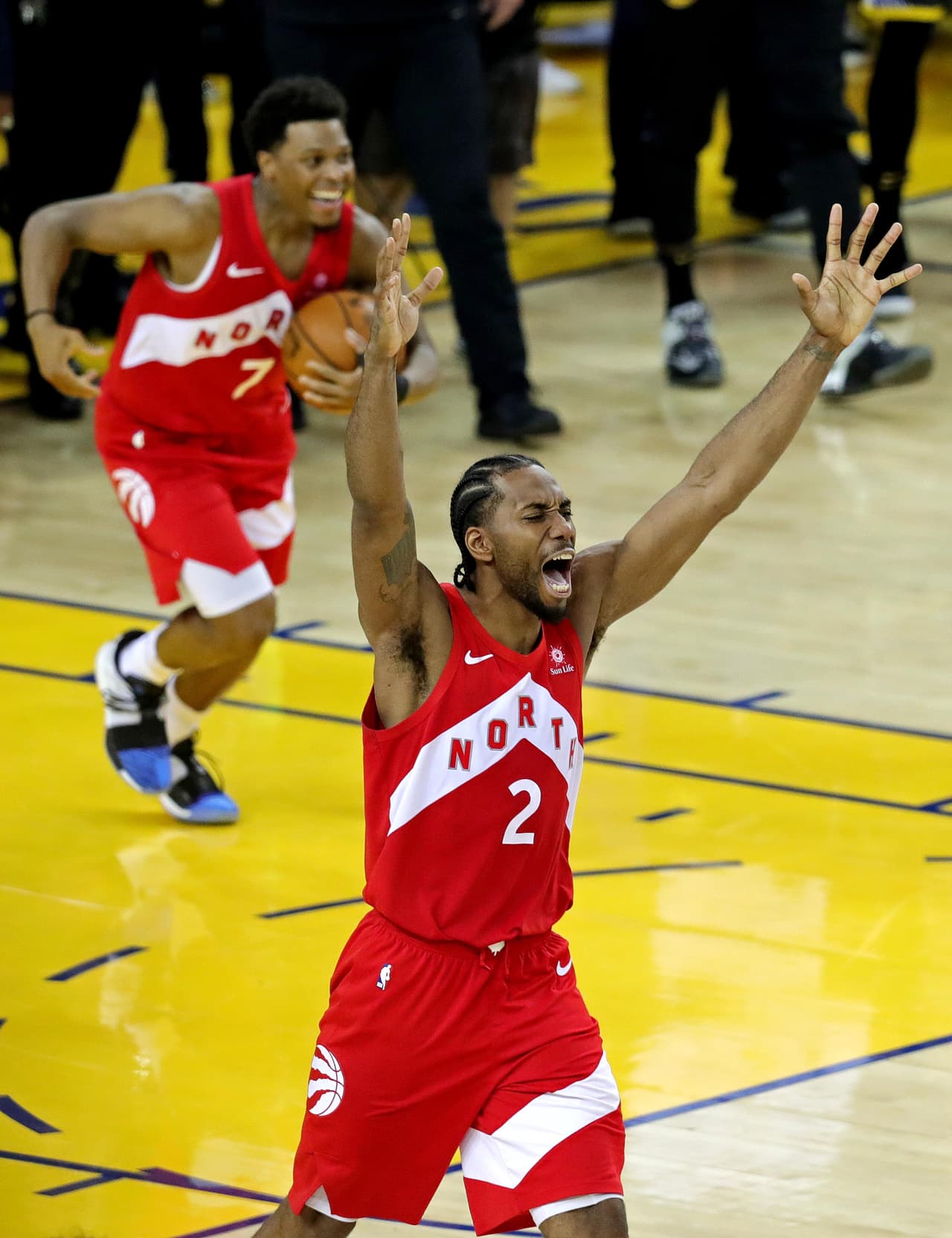 Los Toronto Raptors fueron, por récord, el segundo mejor equipo de la NBA y tras una exitosa, larga y desgastante Postemporada, lograron imponerse a los Golden State Warriors, el amplio favorito para refrendar su título. Dada la gran hazaña que acaban de conseguir los canadienses, así fue como festejaron en la casa del equipo más dominante de la NBA en los últimos cinco años.