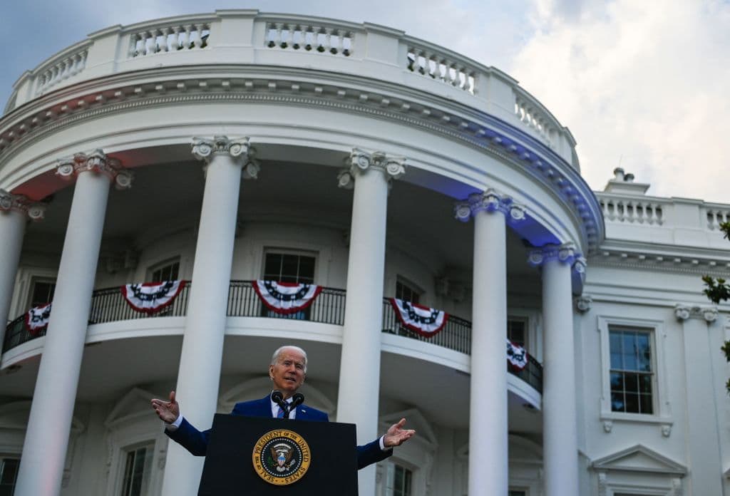 Biden, pese a referirse a la pandemia y a los fallecidos, dio una nota optimista al sugerir que luego de que el país atravesó momentos de amarga y violenta división política, bajo su nuevo liderazgo estaba "volviendo a unirse".
<b>"En el último año, hemos vivido algunos de nuestros días más oscuros", aseguró. "Estamos por ver nuestro más brillante futuro".</b>
<br>