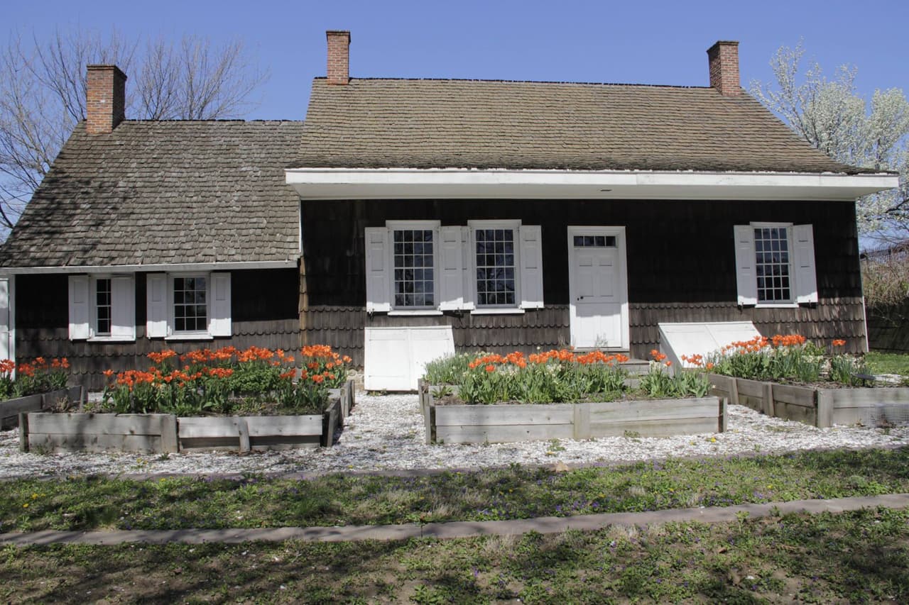 <b>Wyckoff Farmhouse (Brooklyn, 1652)</b>
<br>
<br>La estructura más vieja de los cinco condados está ubicada en el sector de Canarsie en Brooklyn. Se trata de un antiguo rancho que alguna vez hospedó a granjeros inmigrantes holandeses.