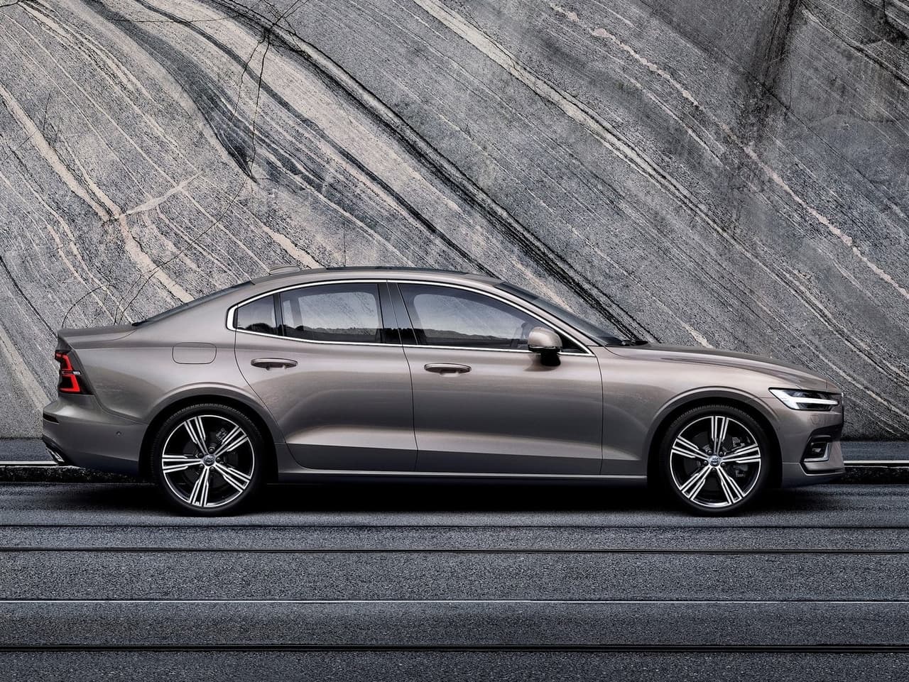 Encuentra a continuación una lista con los 25 vehículos más populares del estudio y la diferencia porcentual de su precio para cada fuente de inventario con respecto a su valor de mercado.