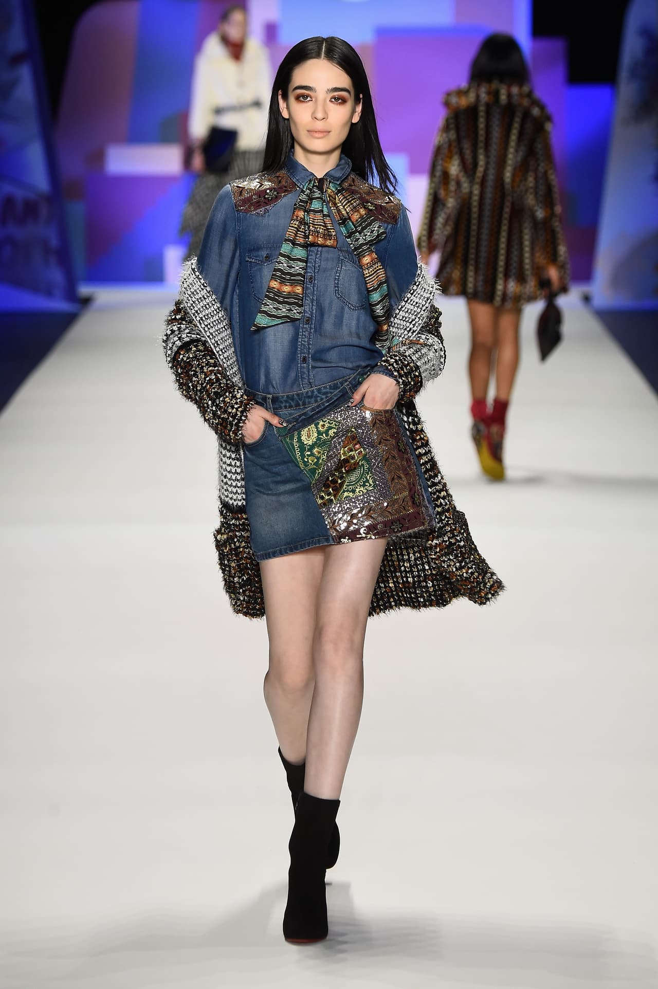 Un look 'total dénim', con toques étnicos y tejido de punto cierra su presentación en el desfile. Pero el día no ha terminado, tiene que salir corriendo a otro lugar, a otro backstage para hacer su segundo show del día, ese es el costo de convertirse en una modelo apetecida.