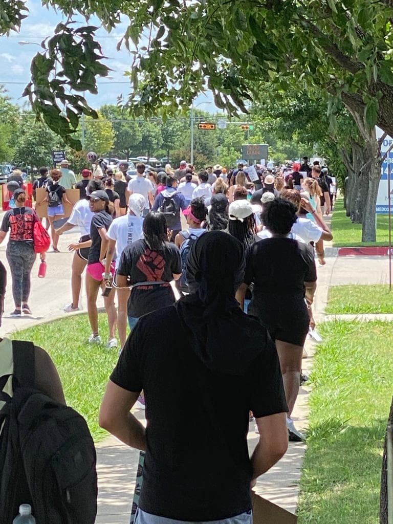 Ante las largas congregaciones de personas las autoridades hacen un llamado a los ciudadanos a protegerse de posible ascenso en los casos de coronavirus.
<br>