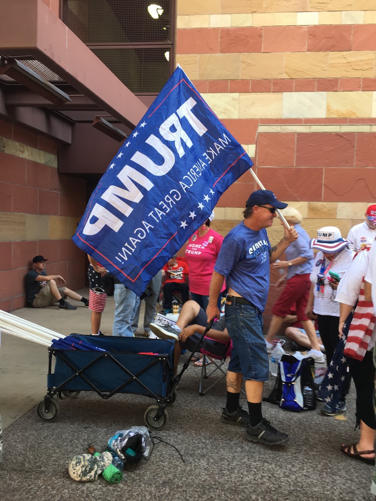 Cientos de seguidores del presidente Trump hicieron fila desde temprano a las afueras del Centro de Convenciones de Phoenix.