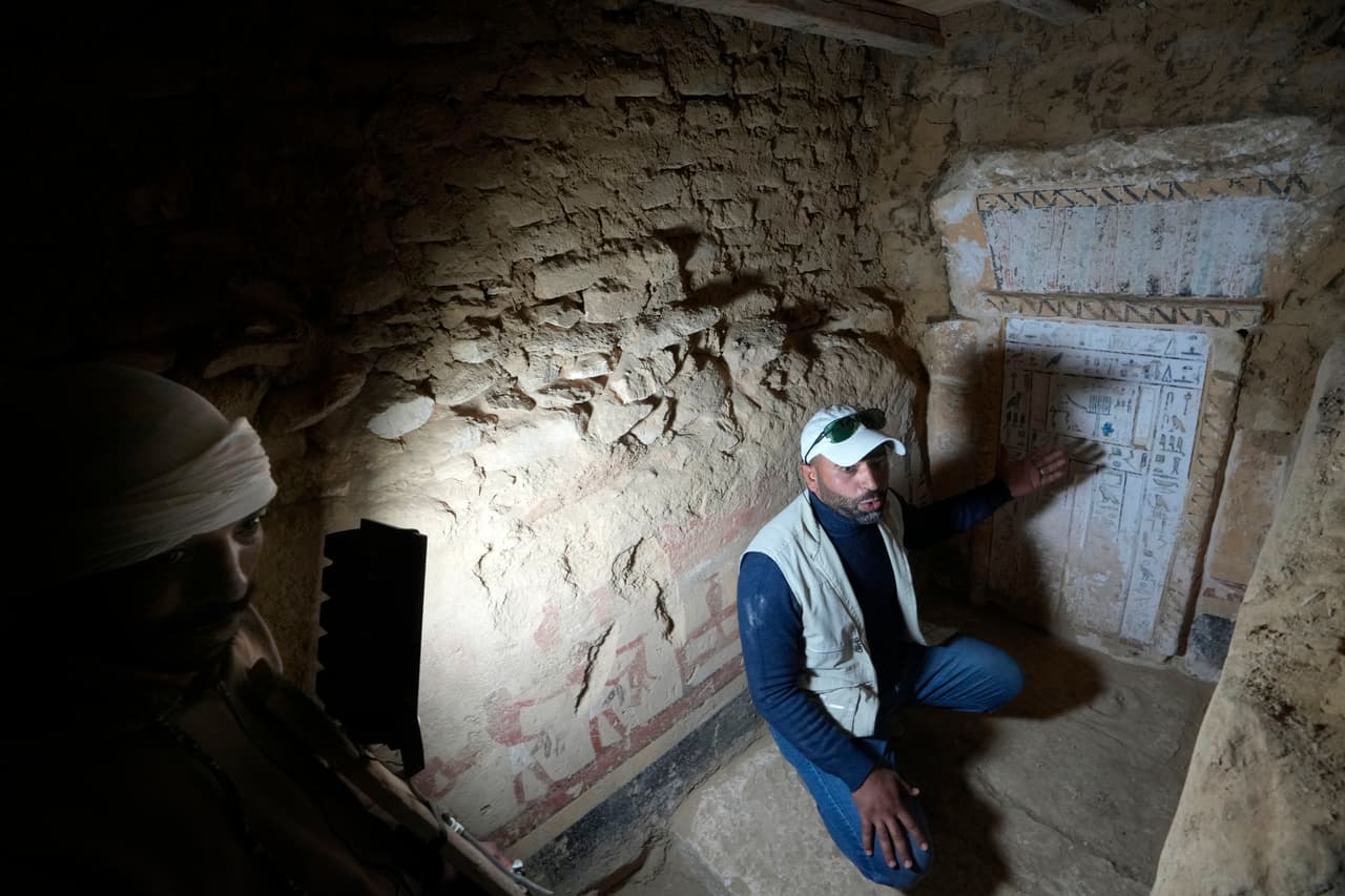 Un arqueólogo egipcio guía el recorrido dentro de la necrópolis descubierta en Saqqara. Egipto a menudo promociona públicamente sus antiguos descubrimientos para atraer a más turistas, una fuente importante de divisas para el país norafricano. El sector sufrió una larga recesión después de la agitación política y la violencia que siguió a las protestas de 2011.