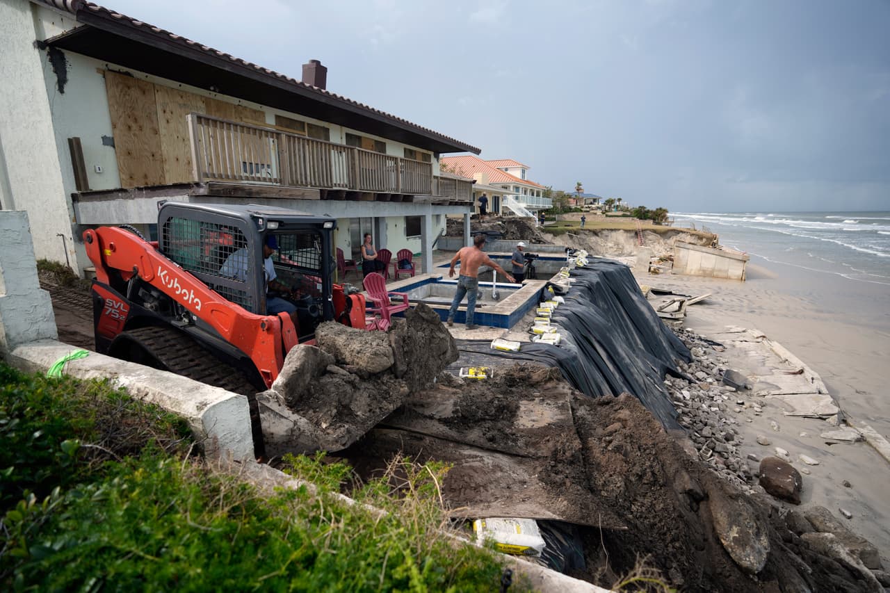 <b>10. Ponce Inlet, Florida (28.73)</b>
<br>
<br>Esta playa de Florida ha sido escenario de numerosas mordeduras de tiburón, pero sobre todo será recordada porque fue azotada por los huracanes Ian y Nicole en 2022: Ian dejó 21 pulgadas de lluvia en 24 horas, dañó aproximadamente el 23.5% de los edificios y Nicole provocó una erosión tan fuerte que nueve edificios quedaron temporalmente inseguros.
<br> 
<br>Las casas más afectadas fueron los que se encontraban en primera línea de mar. En la fotografía se puede ver cómo colapsó el muro de contención que los vecinos diseñaron en un intento por salvar sus terrenos. Perdieron unos 15 pies de terreno. La imagen fue tomada después del paso de la tormenta Nicole, el viernes 11 de noviembre de 2022.