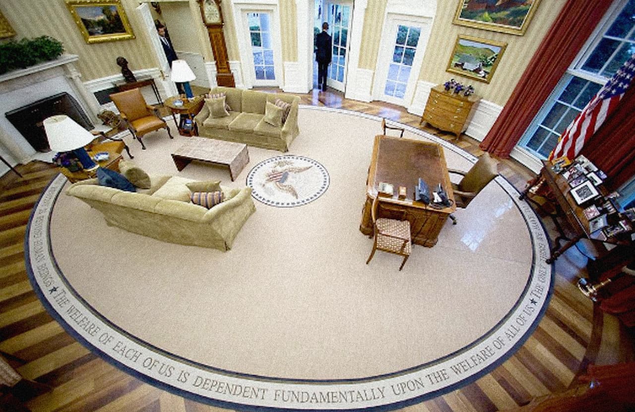 Obama Sale de la Oficina Oval por última vez.