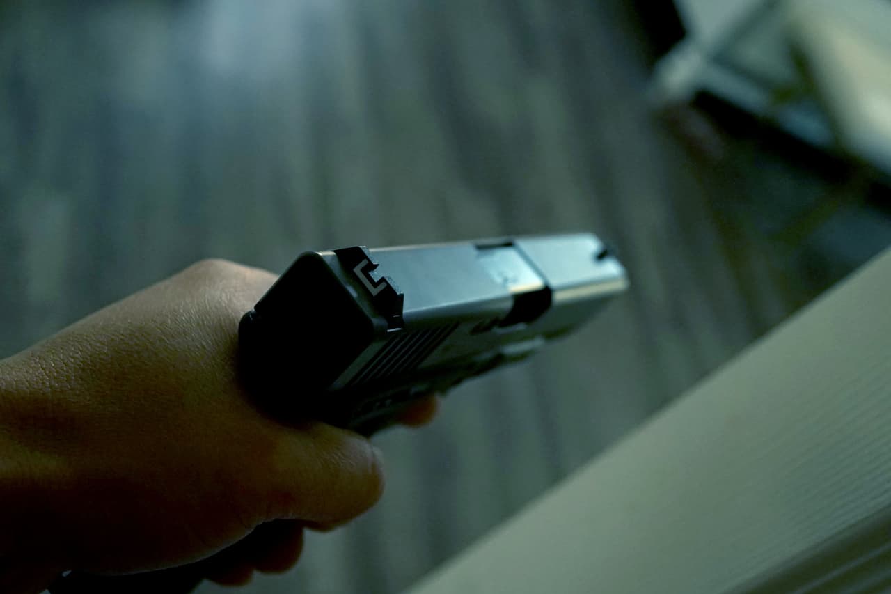 Jayson Tirado, de 25 años, fue asesinado en octubre del 2007, cuando el policía fuera de servicio, Sean Sawyer le disparó en estado de embriaguez, alegando que su vida corría peligro. Tirado no portaba un arma.