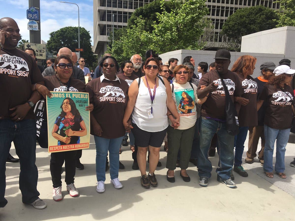 Manifestantes afuera del edificio del Sheriff de Los Ángeles.