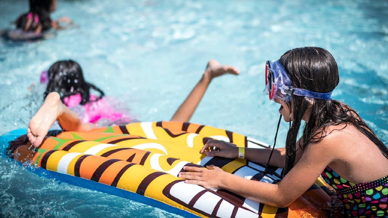 <b>Pecos Pool</b>
<br>Abierto de lunes a jueves, sábados y domingos de 12 p.m. a 6 p.m. Viernes cerrado.
<a href="https://goo.gl/maps/bnNJ5hupQqj" target="_blank">17010 S. 48th Street.</a> Teléfono: 602-534-9255. Niños $1, adultos $3.