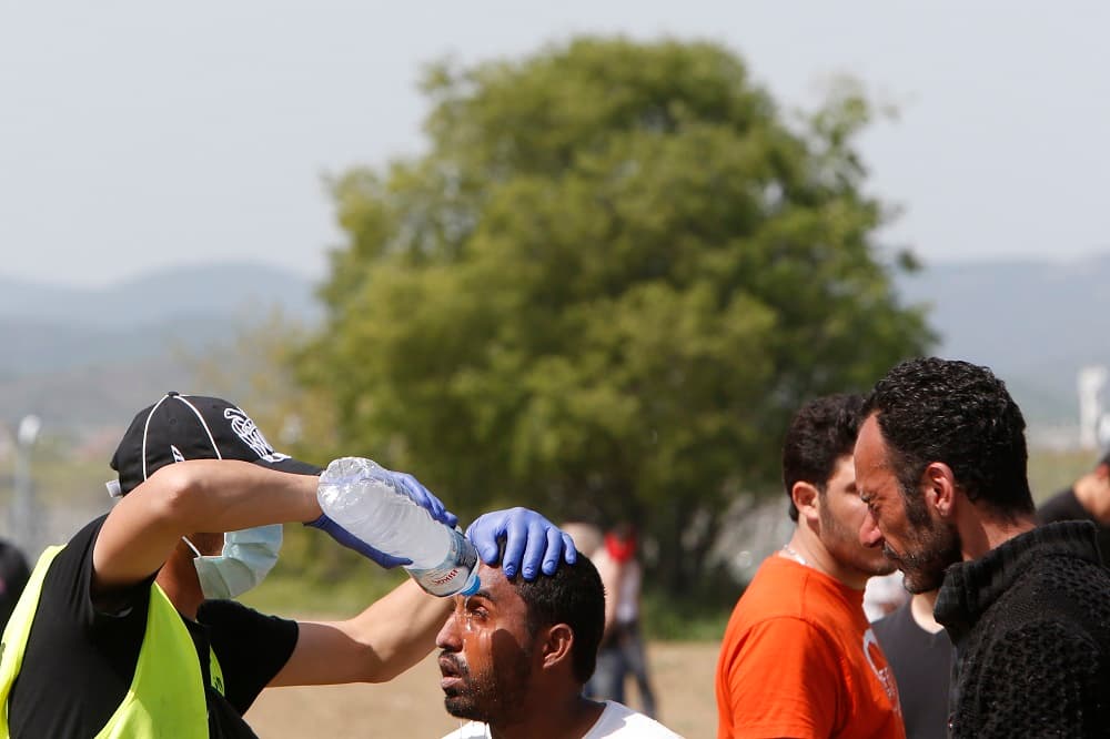Un inmigrante es tratado por las heridas sufridas después de que la policía usara los gases lacrimógenos. Médicos sin Fronteras informó de que tuvo que atender a unas 300 personas, entre ellas algunos niños.