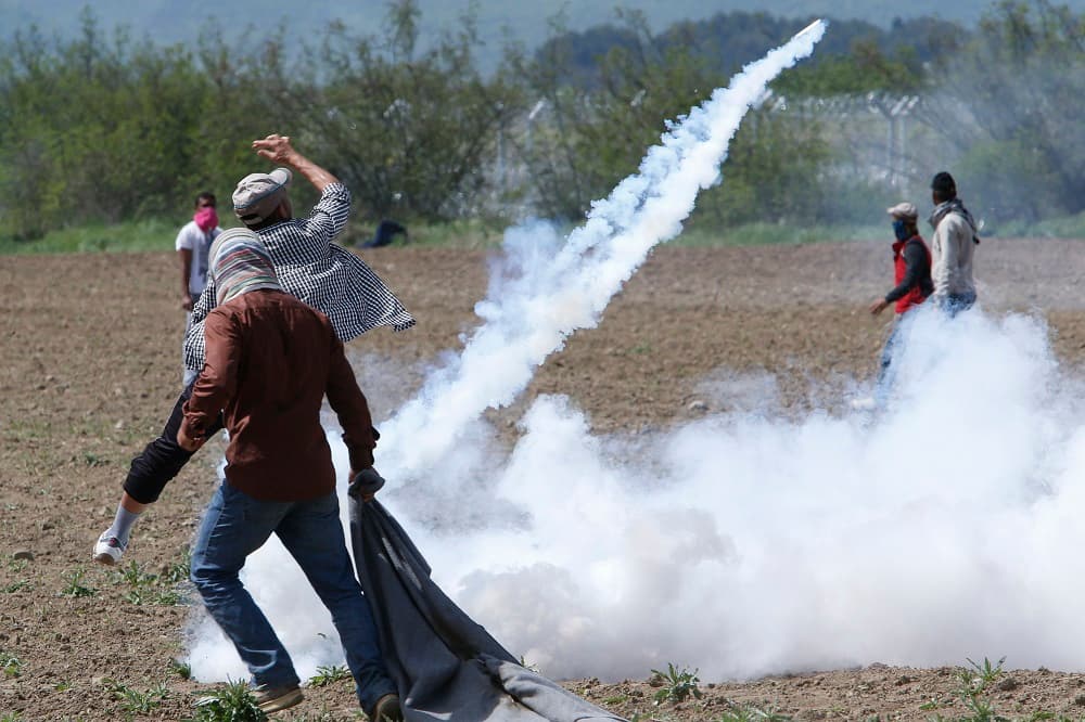 Los refugiados lanzaron de vuelta los botes con gases lacrimónegos que los agentes utilizaron para disuadirlos de su intento de pasar al otro lado.
