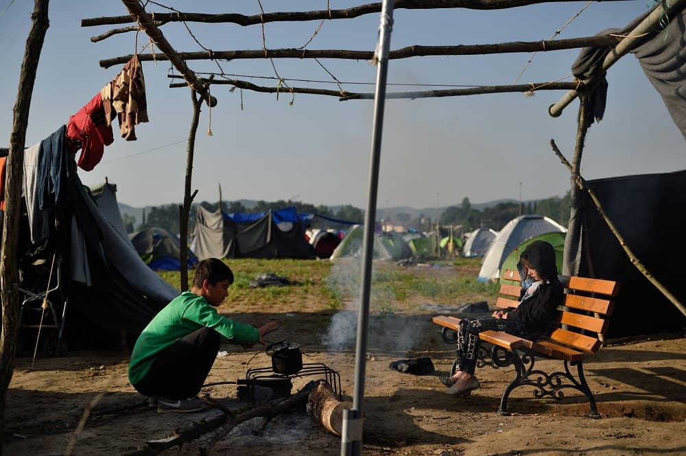 Debido al cierre del paso fronterizo, las refugiados han debido de hacer su vida diaria en las precarias condiciones en medio de los países.