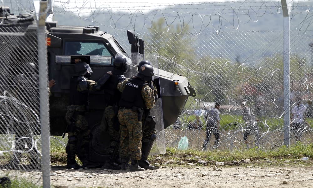 Los agentes enfrentaron a los refugiados que, protegidos con mantas, trataron de pasar la frontera.