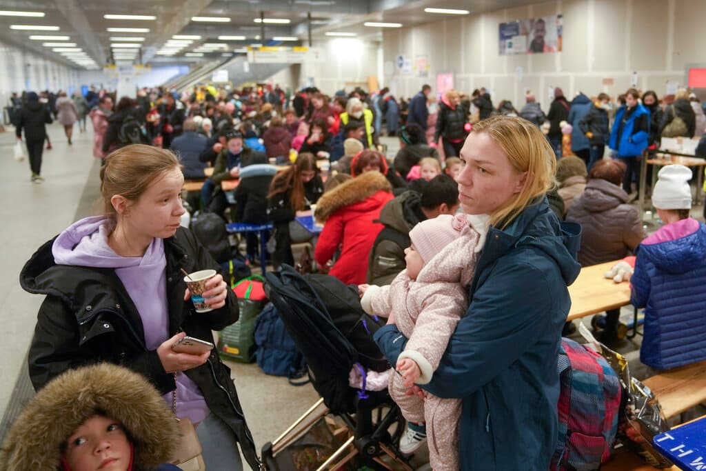 Cada dos hora llegan trenes desde Polonia a la estación principal de trenes de Berlín con cientos de refugiados ucranianos. En su mayoría son madres y sus hijos que buscan un lugar seguro lejos de la guerra en su país de origen.
<br>
<br>En la imagen, dos mujeres con sus hijos descansan en un pasillo del metro después de huir de Ucrania en la principal estación de trenes de Berlín, Alemania.