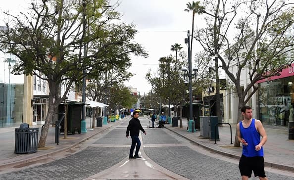 Otro escenario fantasma se ve en el popular Santa Monica Promenade, un corredor de compras, entretenimiento y principal centro turístico de la ciudad costera. Hasta el domingo, 15 de marzo este paseo recibió a millones de personas, pero esta semana luce desértico y silencioso.
<br>