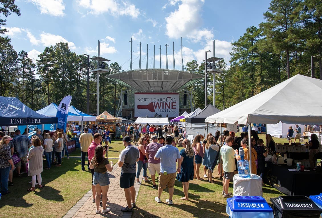 <b><a href="https://ncwinefestival.com/home/">NC Wine Festival (15 de octubre):</a></b> Durante más de 20 años, el festival del vino de Carolina del Norte ha estado compartiendo la bondad de las bodegas de Carolina del Norte.