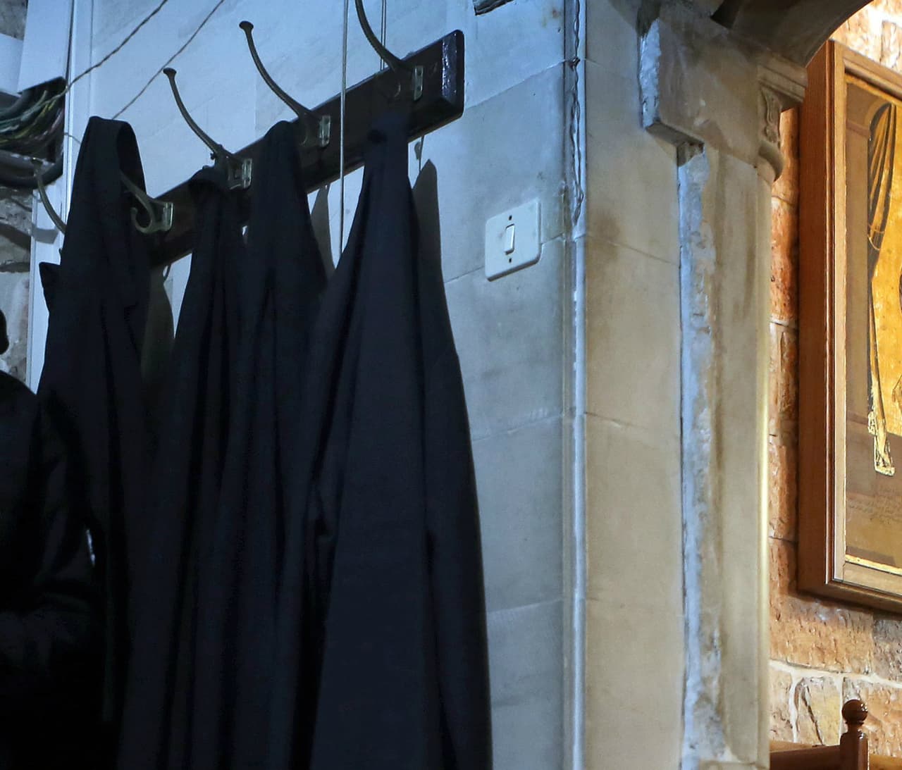 Sacerdote recibe un balazo mientras esperaba un taxi en Queens