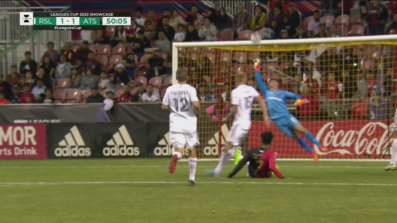 ¡Vuelo y manotazo! Ozziel saca el zurdazo y Gómez la saca