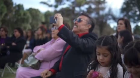 Otro que no perdió detalle de la ceremonia fue don Pedro Rivera, quien aparece en la imagen sentado al lado de doña Rosa. El patriarca de la Dinastía Rivera adora a su nieta y esa sonrisa lo demuestra todo.