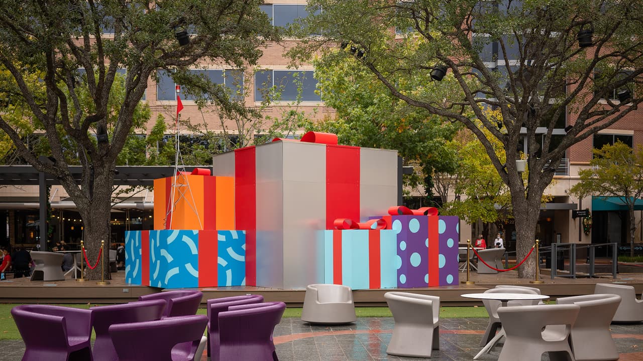 El globo de nieve holográfico mágico está en el interior de un regalo gigante en el centro de la plaza de Sugar Land.