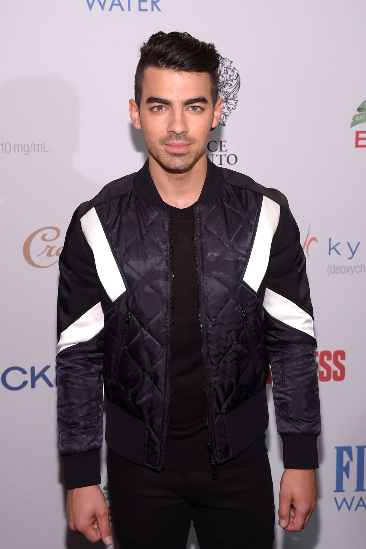 Joe, junto a su hermano Nick, es uno de los exintegrantes de los Jonas Brothers que continuó su carrera dentro de la música.