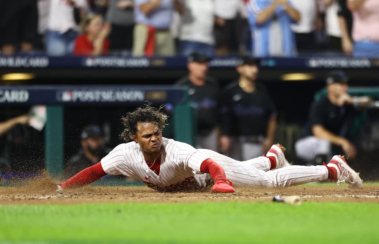 Cristian Pache # 19 de los Phillies de Filadelfia anota una carrera durante la tercera entrada contra los Marlins de Miami.