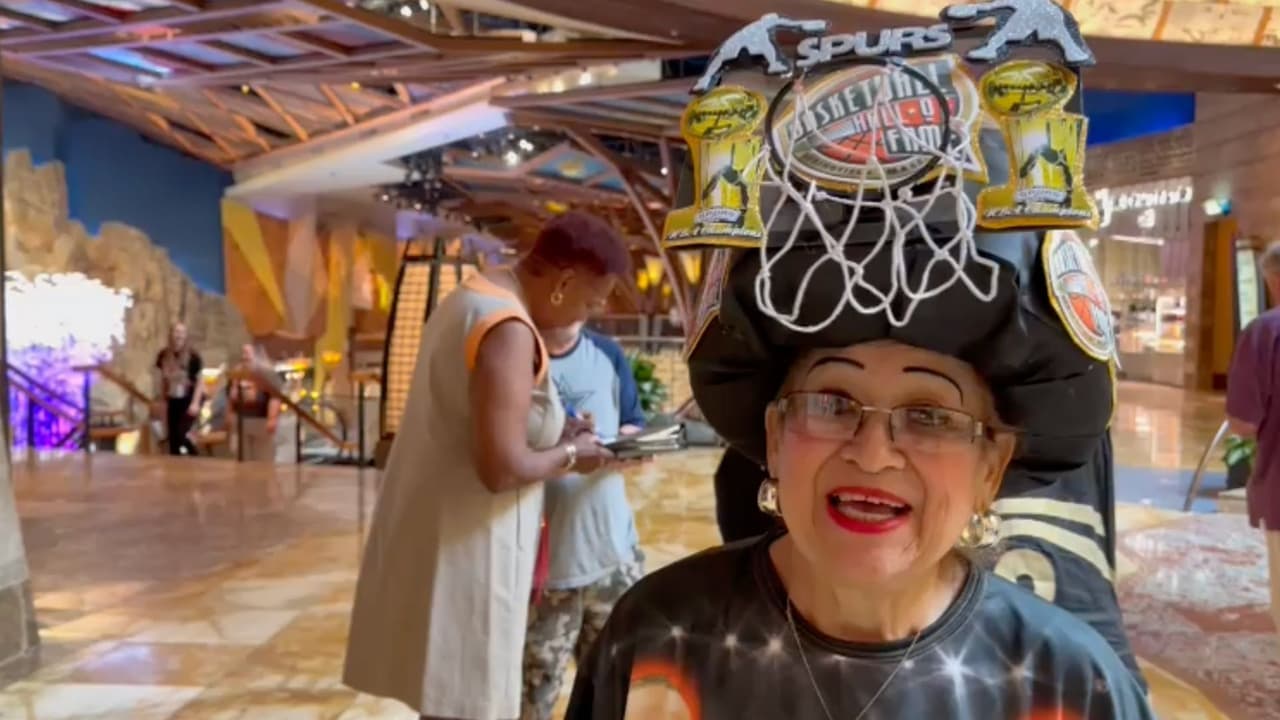 Sovia dijo que tuvo un viaje de cuatro días para poder ver a los integrantes de su equipo favorito en la ceremonia del Salón de la Fama de Baloncesto.