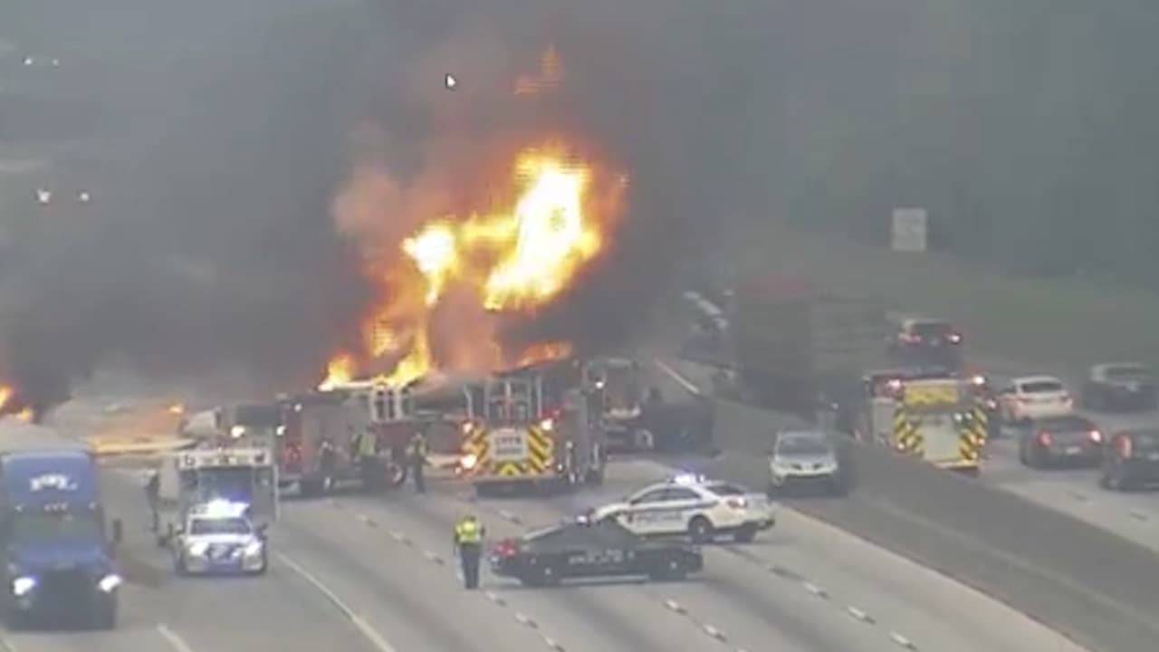 Dos camiones cargados de madera y velas chocan y se incendian en la I-285 cerca del aeropuerto