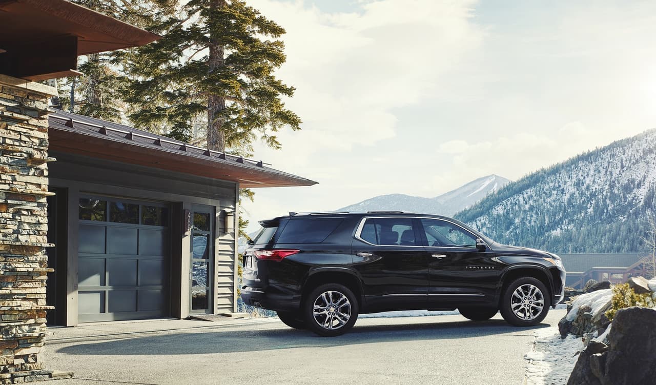 Las llantas de la Chevrolet Traverse 2018 son de 20 pulgadas, con rines de cinco rayos dobles cromados.