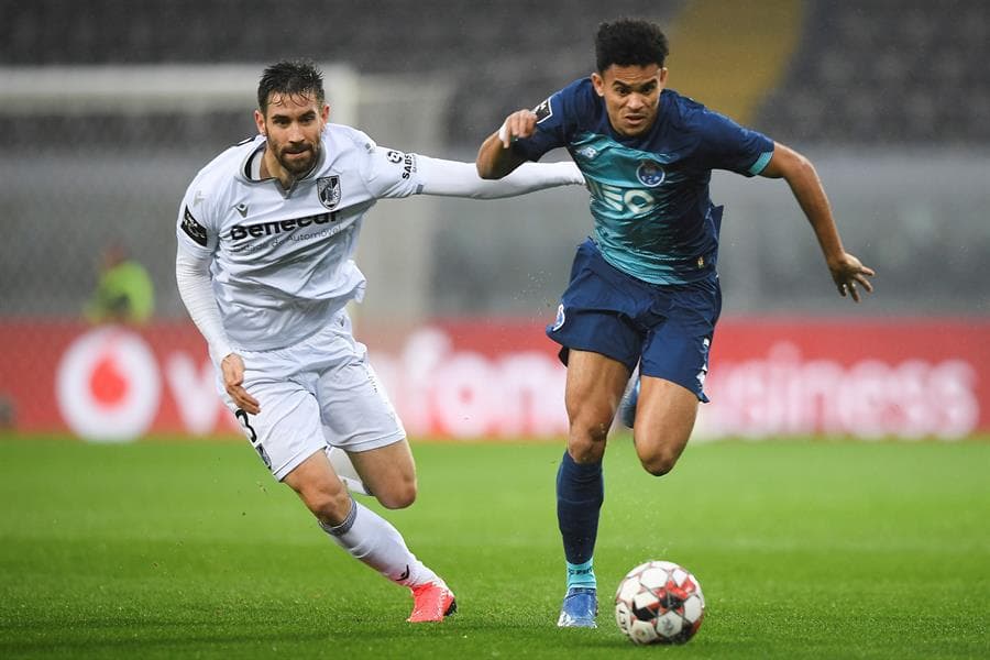 Posterior a esta situación, Marega trataba de abandonar la cancha pero sus compañeros no lo dejaban.