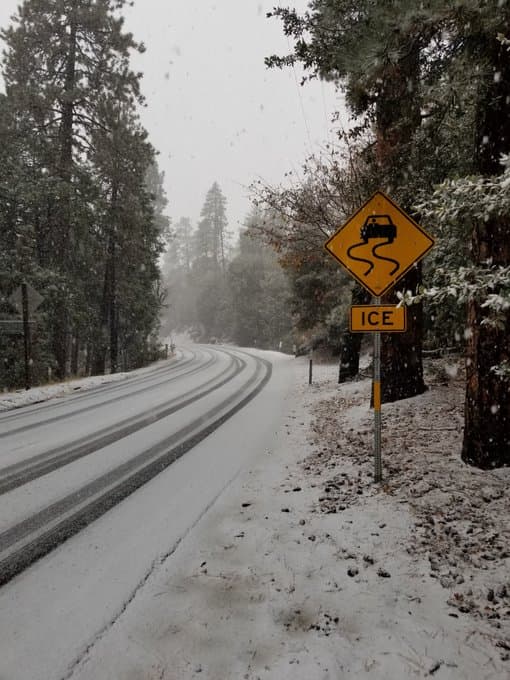 El Departamento de Bomberos de Riverside reportó acumulaciones de nieve a más de 3800 pies de altura en la carretera SR 74 y SR 243.