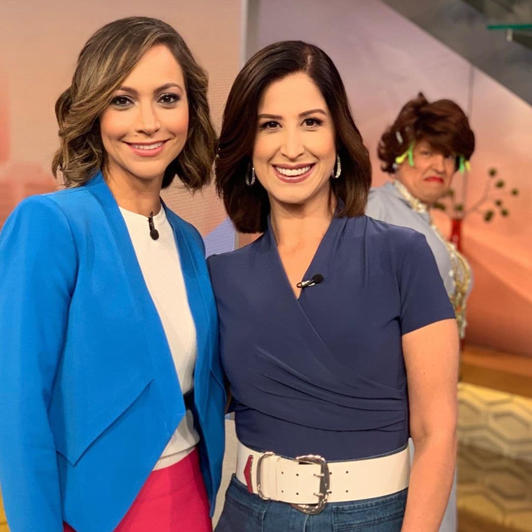 Satcha y Ely comparten la pasión por el periodismo y mantienen una linda amistad. Esta fotografía sería perfecta si Meche no se hubiera atravesado a propósito.