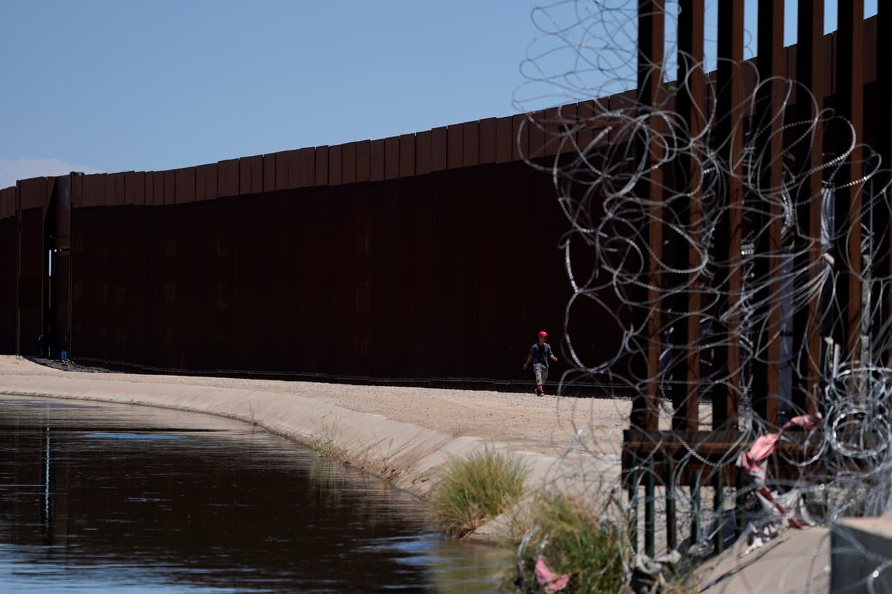 El agua escasea en un canal junto a un muro fronterizo en San Luis Río Colorado, México. Expertos advierten que se avecinan cortes en el suministro.