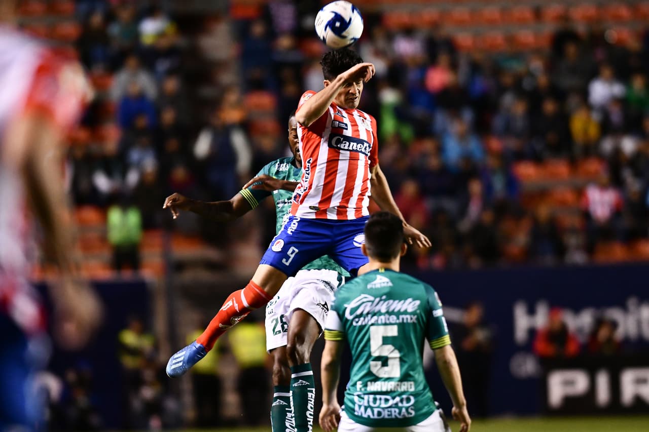 Nicolás Ibáñez trata de rematar a puerta, pero el tiro sale desviado.