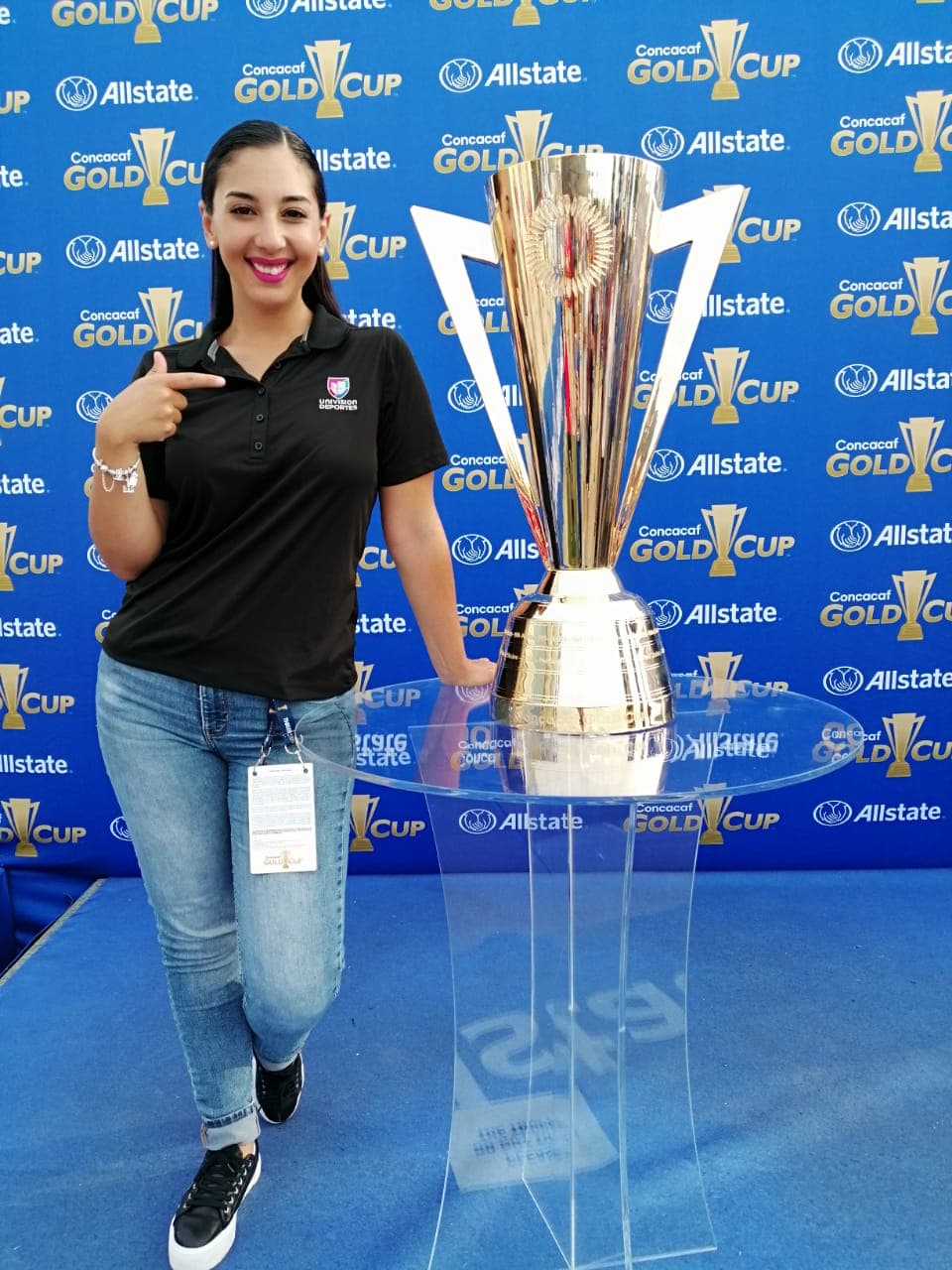 En 
<b>Kansas</b>, 
<b>Mafer Alonso</b> tuvo la oportunidad de estar muy cerca de la brillante 
<b>Copa Oro</b> que otorga la 
<b>CONCACAF</b> al ganador y la foto del recuerdo no pudo faltar.