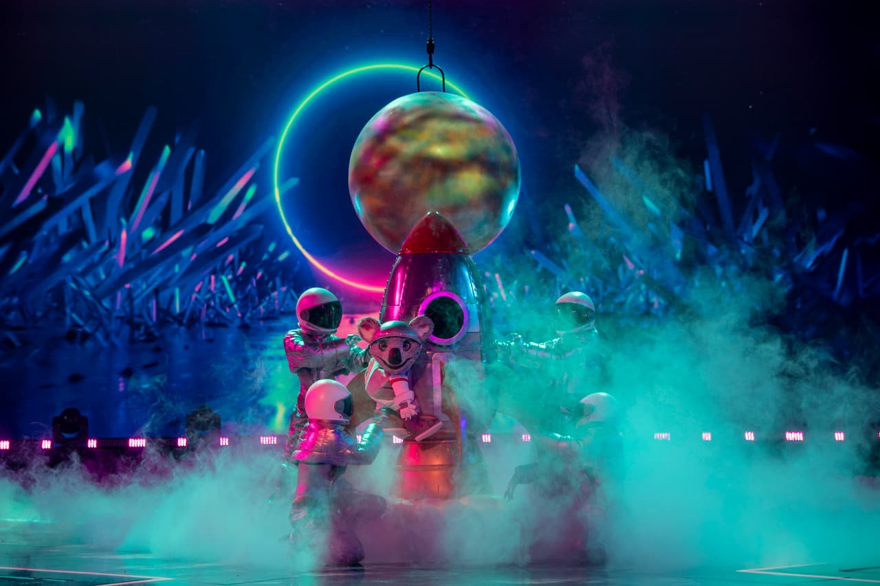 El pequeño Koaláctico les dio un pequeño empujón a los investigadores y al público para que adivinaran su identidad: la palabra clave “Corea”. Carlitos Espejel, Mau Nieto, Freddy Ortega, Blue Demon Jr y Moisés Suárez “La pajara Peggy” fueron las apuestas de los expertos.