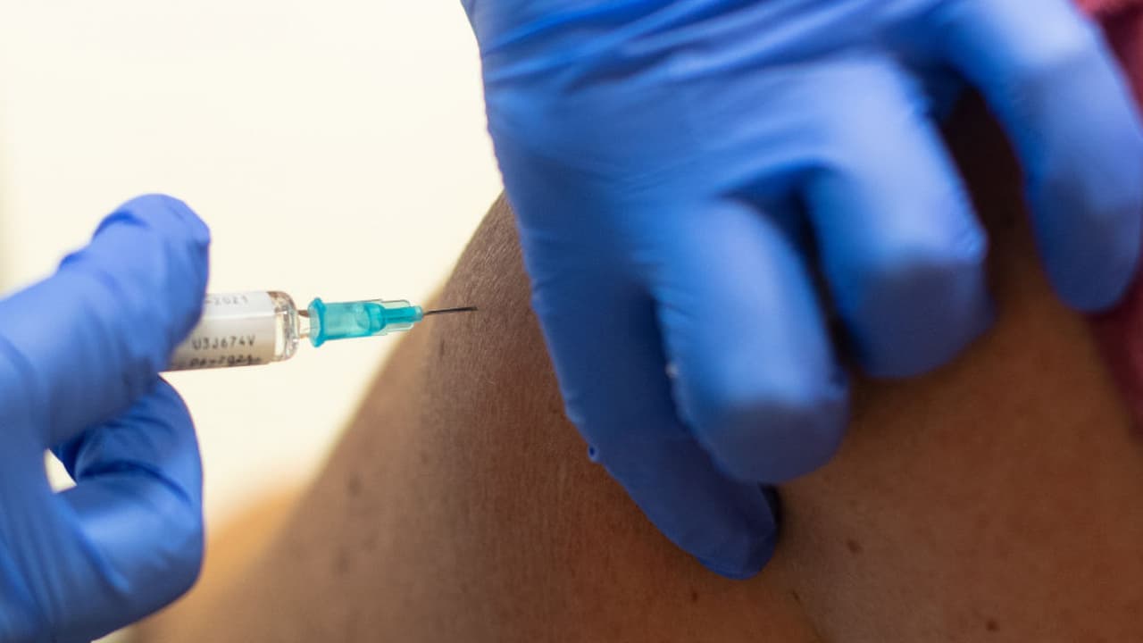 “Estas dosis iniciales se proporcionarán a los trabajadores de la salud y a los residentes de cuidados a largo plazo de acuerdo con el marco de asignación para la Fase IA”, se lee en la tabla de recomendaciones de CDPH.