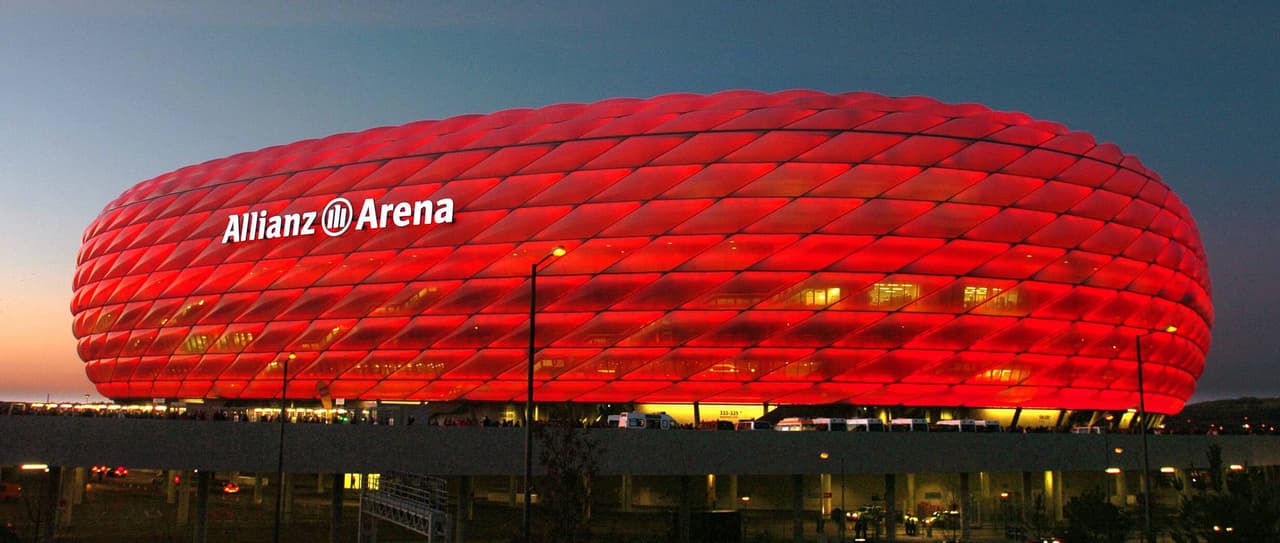 <b>El Allianz Arena</b>
<br>El estadio se inauguró en 2005 y es uno de los estadios más impresionantes y modernos de Alemania, con una gran fachada hecha de paneles que pueden cambiar de color.