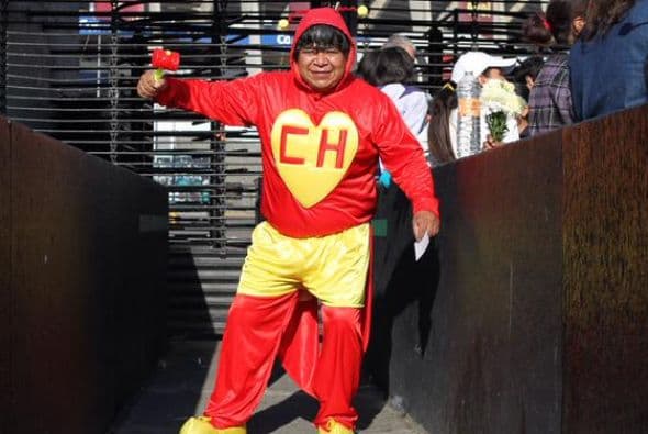 Este Chapulin Colorado mostró su disfraz a las cámaras. Fotos: Twitter