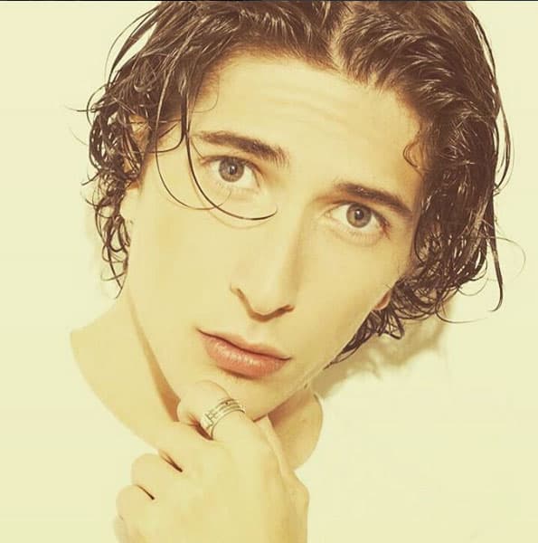 También es actor y con su talento se está convirtiendo en un galán juvenil, a él podemos verlo cada noche en 
<b><a href="https://www.univision.com/novelas/mi-marido-tiene-familia">'Mi marido tiene familia'</a></b>, donde interpreta al hermano de 
<a href="https://www.univision.com/novelas/mi-marido-tiene-familia/zuria-vega-es-julieta-en-mi-marido-tiene-familia">Zuria Vega</a>.