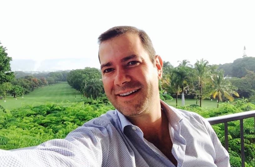 En 2002 la cantante inició un noviazgo con 
<b>Gerardo Gómez de la Borbolla</b>, quien en 2003 fue acusado de 
<b>"fraude con tarjetas de crédito y robo de autos"</b>, reportaron 
<a href="https://www.elsiglodetorreon.com.mx/noticia/1547998.los-10-escandalos-de-alejandra-guzman.html" target="_blank">medios mexicanos</a>. Fue sentenciado a cuatro años de prisión, situación por la que terminaron su relación.
<br>