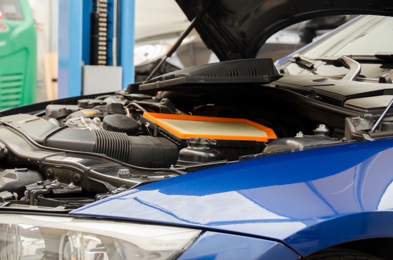 <b>Mantenimiento y reparaciones</b>: De acuerdo con AAA es de suma importancia mantener su automóvil alineado con las recomendaciones del fabricante, “el servicio regular garantizará una economía de combustible, un rendimiento y una longevidad óptimos”. 
<br>