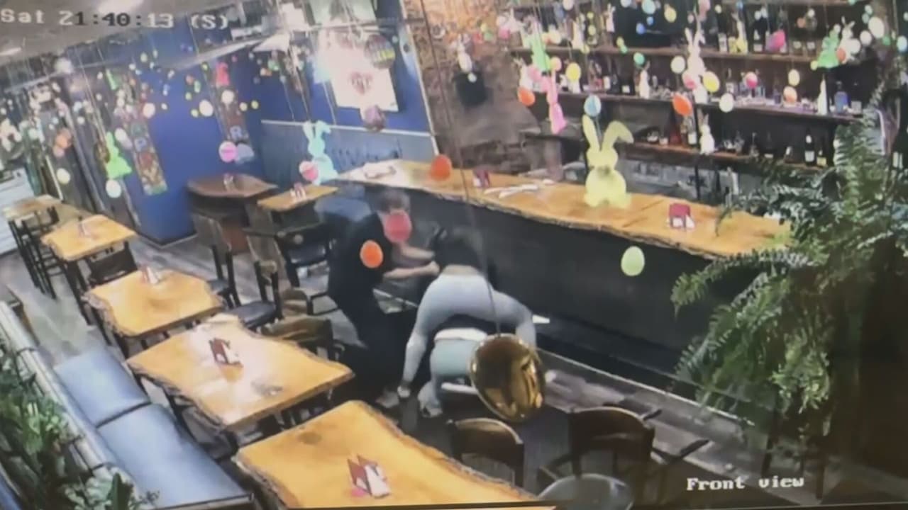 Empleada de taquería en Pilsen es brutalmente atacada por clientas molestas