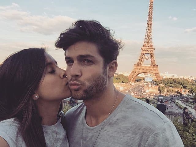 Y qué mejor que vivir su romance en la ciudad del amor, París.