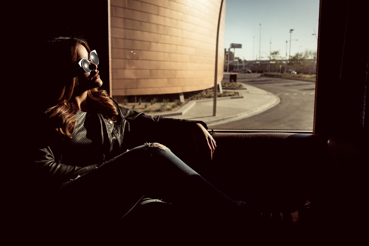 Nos recuerda a una versión sexy de Joan Jett.