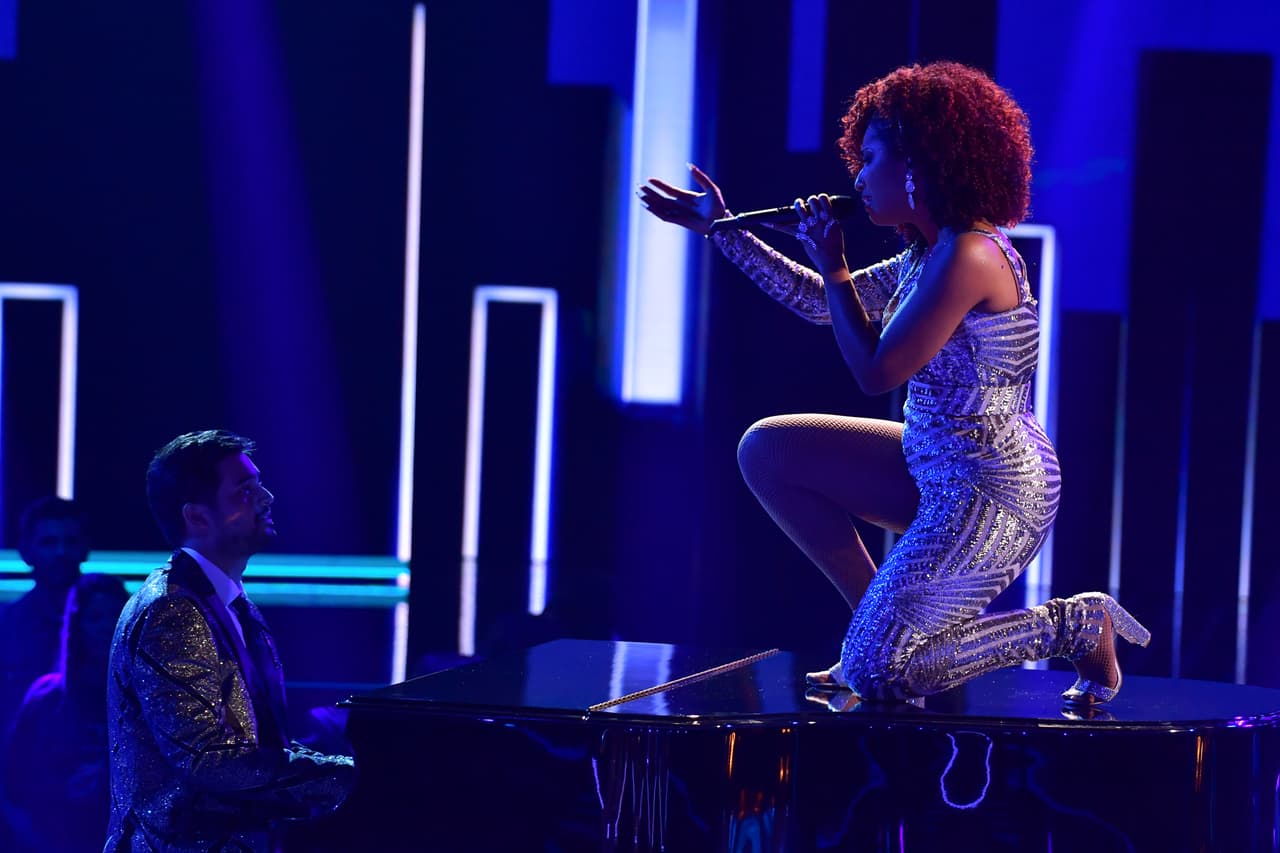 La siguiente en superar el desafío de Daddy Yankee fue
<a href="https://www.univision.com/shows/reina-de-la-cancion/melaner-quiroz-la-cantante-graduada-con-honores">Melaner Quiroz</a>. A la cantante dominicana le tocó cantar sobre un piano de cola una versión balada del tema 'El perdón' de Nicky Jam y Enrique Iglesias. Los jueces consideraron que Melaner estaba tan concentrada en cantar a la perfección, que no logró entregarse a la presentación.