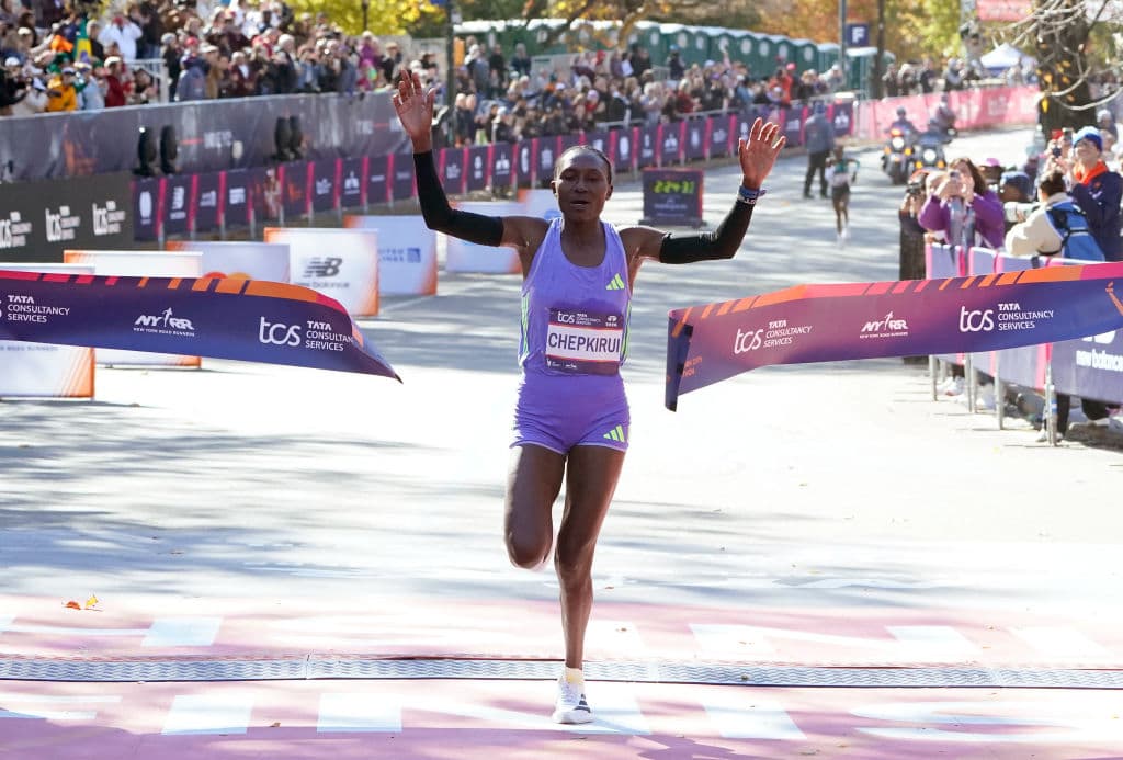 En la rama femenina, Chepkirui completó el recorrido en 2 horas, 24 minutos y 35 segundos, superando a la campeona del año anterior, Hellen Obiri, por casi 15 segundos. Vivian Cheruiyot, también de Kenia, ocupó el tercer puesto.