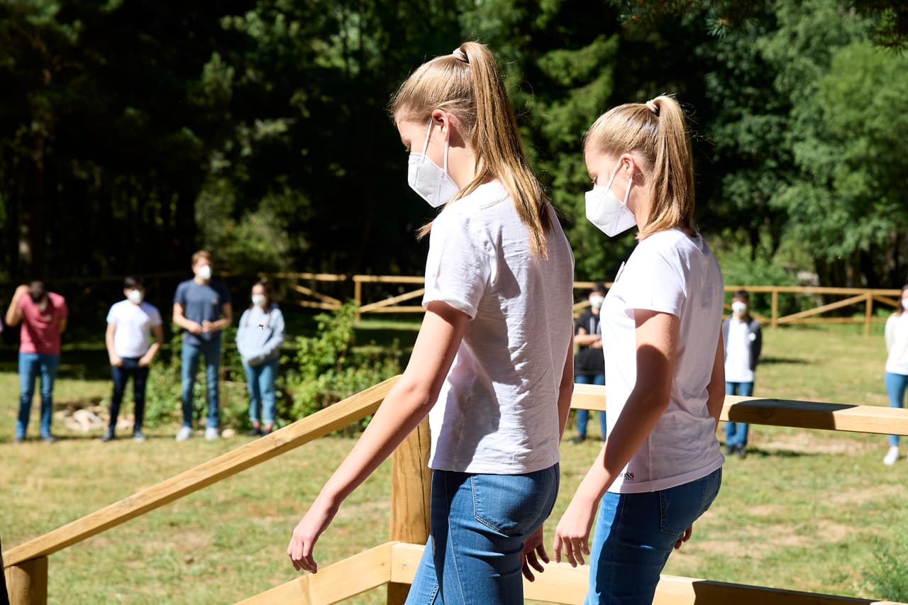Aunque a la vista parece que ambas hermanas iban vestidas igual, la infanta Sofía se distinguió de la princesa Leonor con un detalle particular.
<br>
