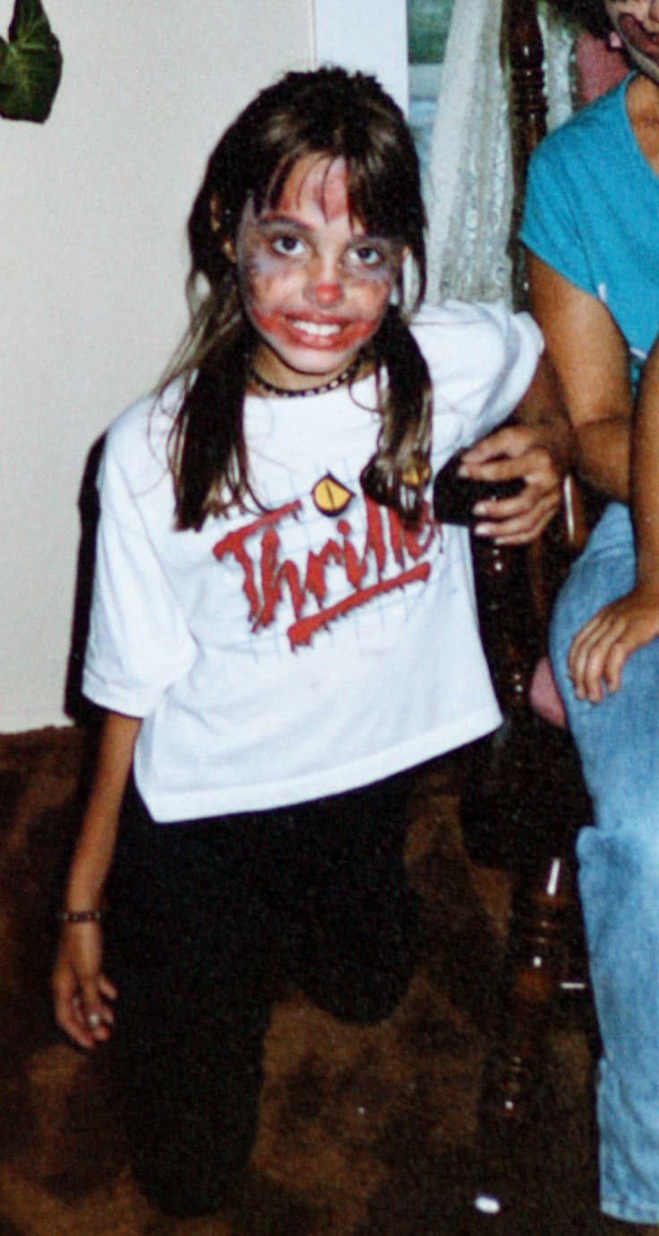 Nota su playera de 'Thriller'. ¿Fan de Michael Jackson?