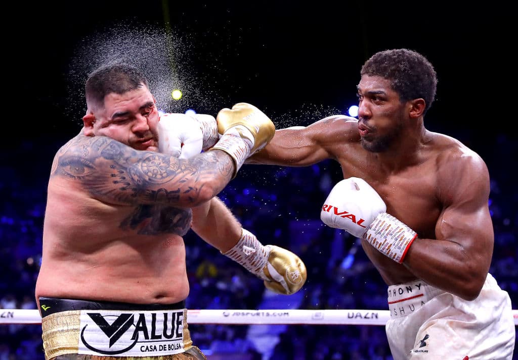 Pero también hay que contar que
<b>Andy Ruiz</b> se presentó con 283 libras de peso, contra las 237 libras de Joshua.